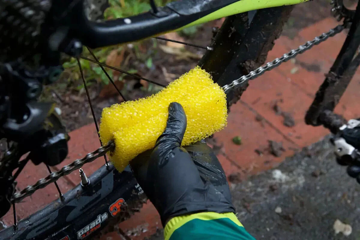 Fenwick's Bicycle Chain Cleaning Sponge Simple Yet Very Effective - Image 4