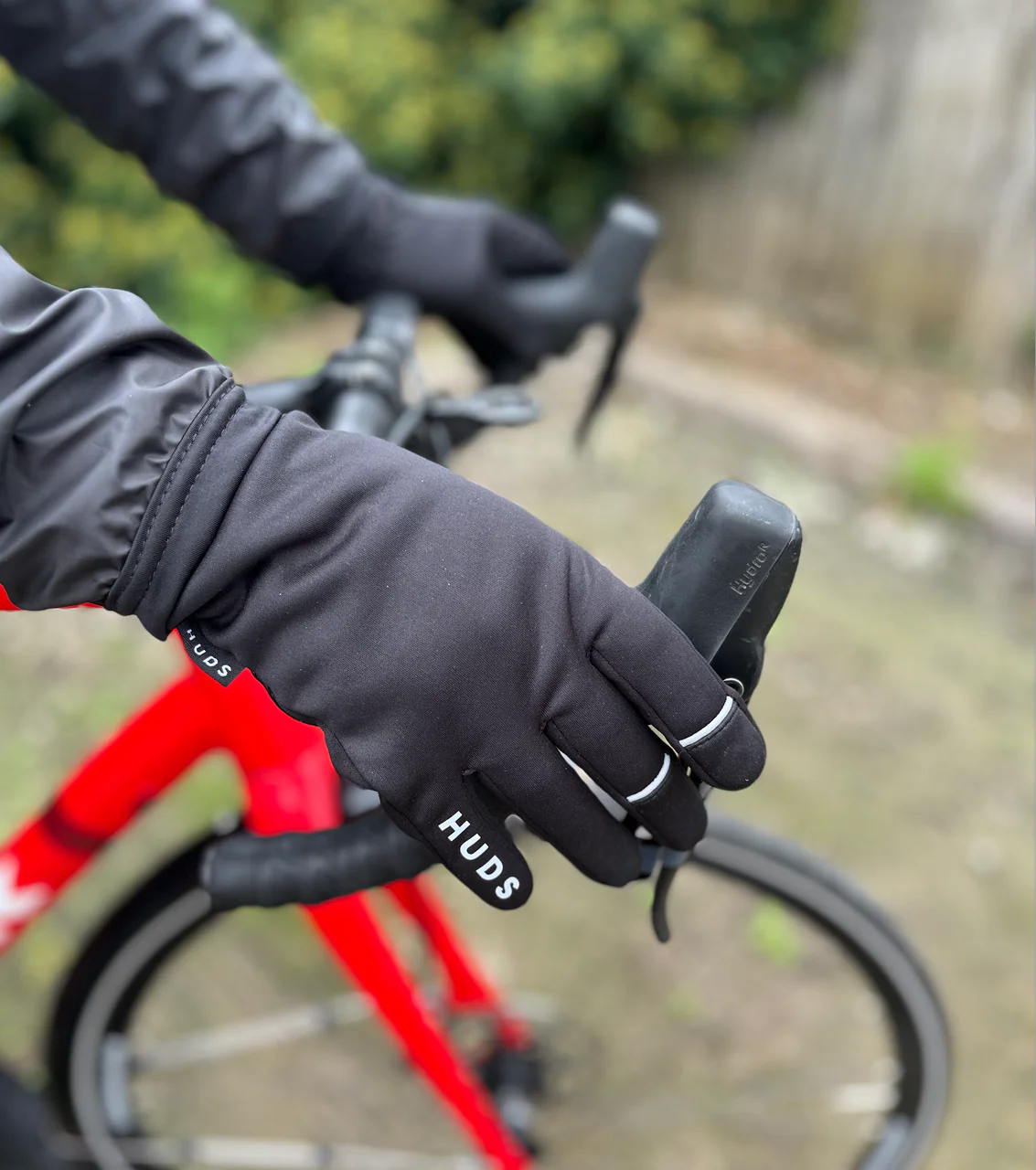 HUDS Water Resistant Cycling Winter Gloves In Black - Image 3
