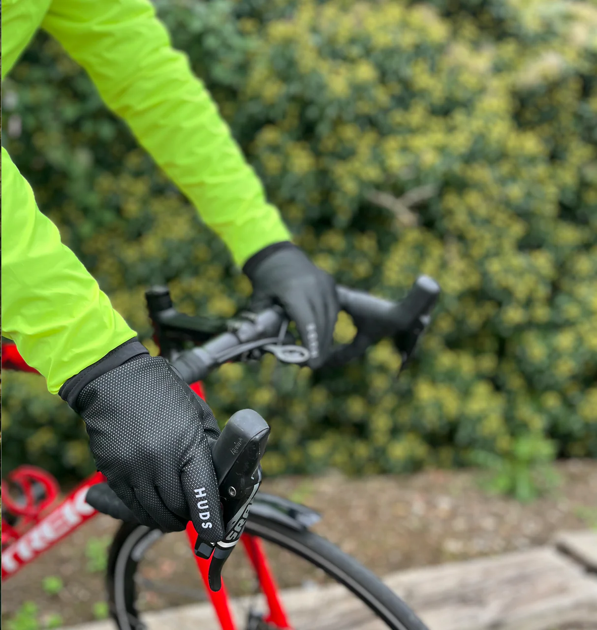 HUDS Wind Stop Thermal Lined Lightweight Warm Cycling Winter Gloves In Black - Image 3