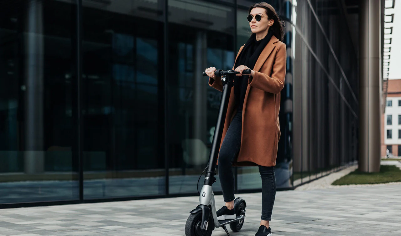 JIVR 350W Electric Scooter | Foldable | 10" Wheels - Image 3